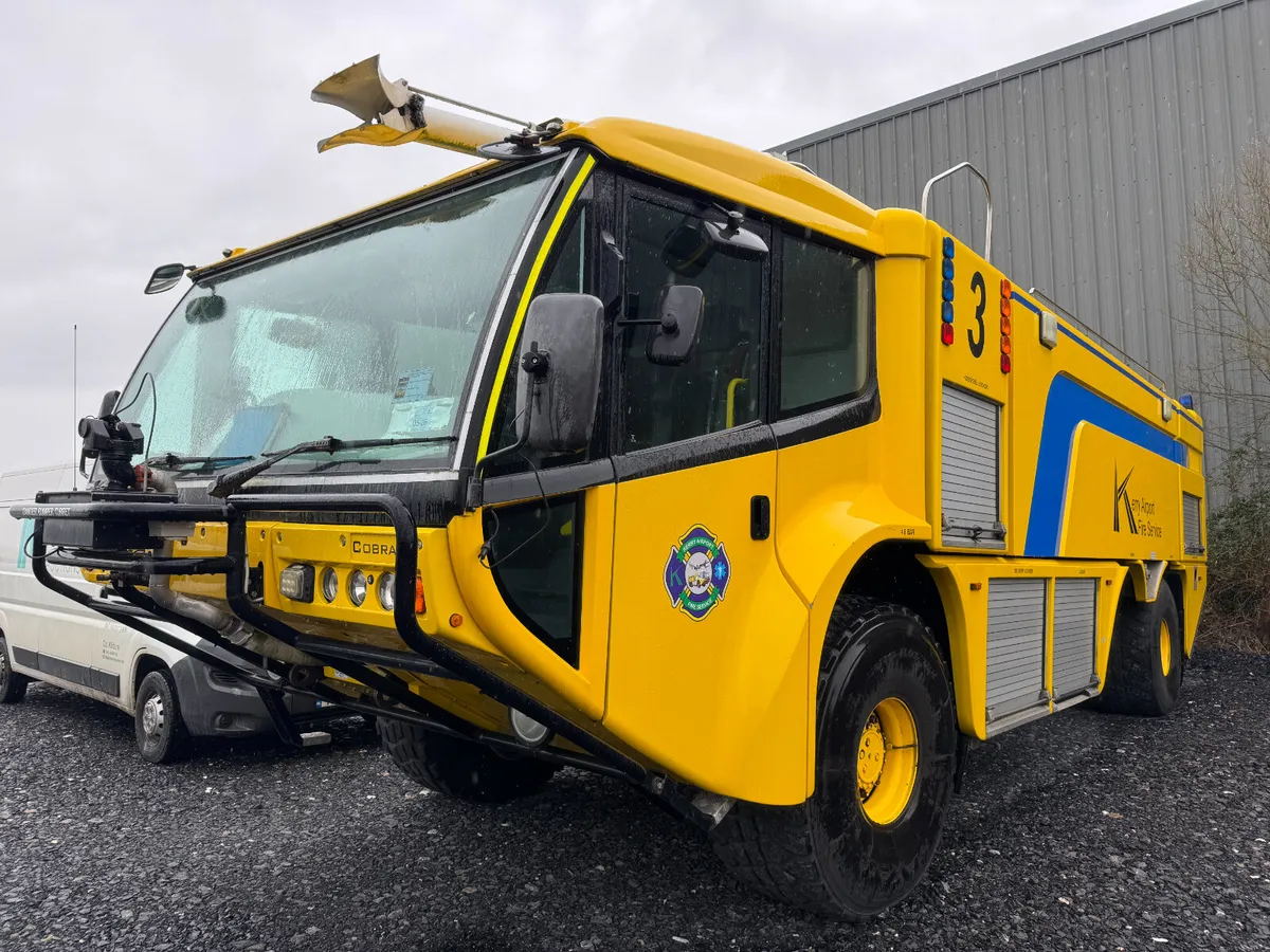 BID ONLINE NOW -  2009 CARMICHAEL 6X6 FIRE TENDER - Image 1