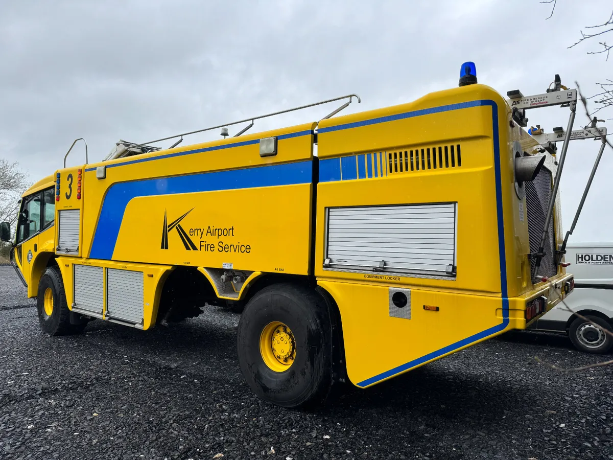 BID ONLINE NOW -  2009 CARMICHAEL 6X6 FIRE TENDER - Image 3