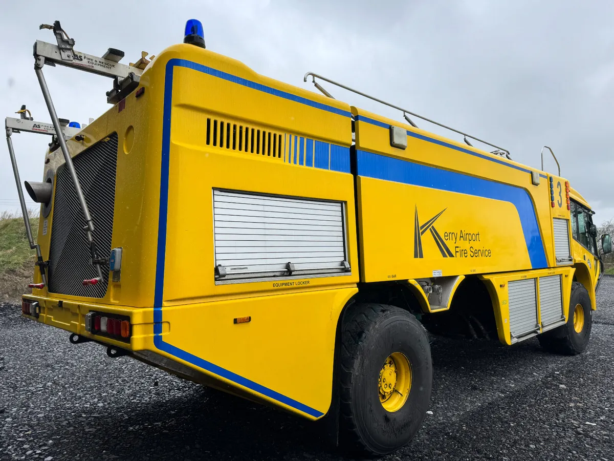 BID ONLINE NOW -  2009 CARMICHAEL 6X6 FIRE TENDER - Image 4