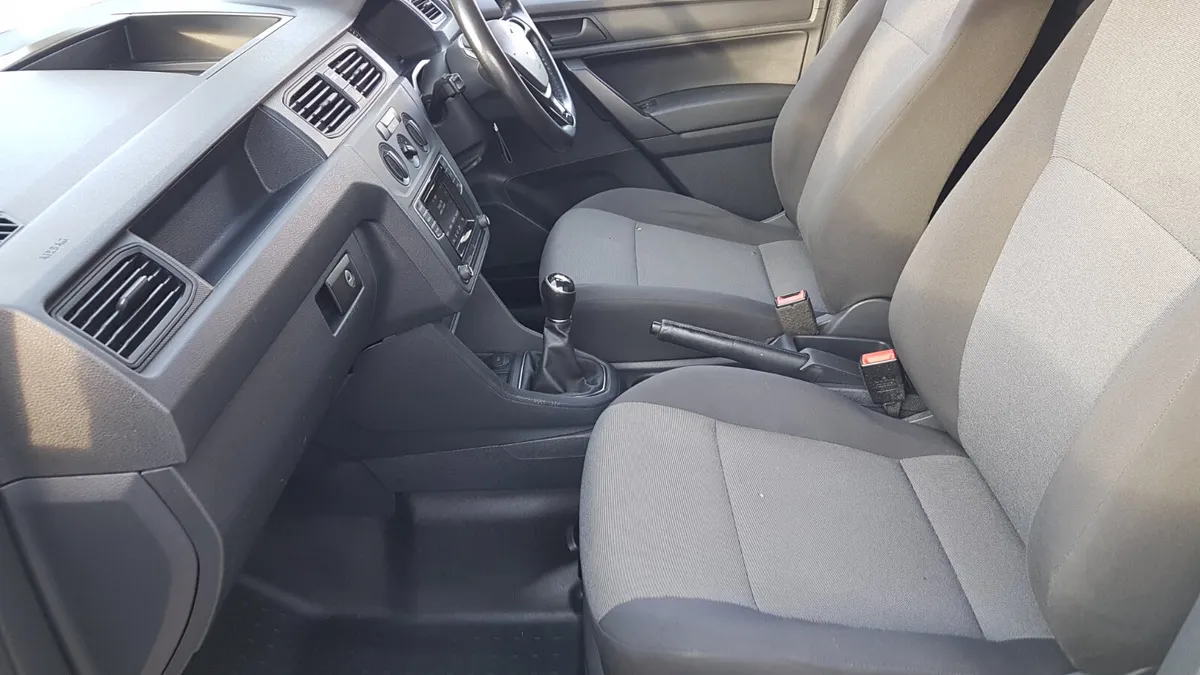 Volkswagen Caddy MAXI TRENDLINE 102BHP VAT INVOICE - Image 4