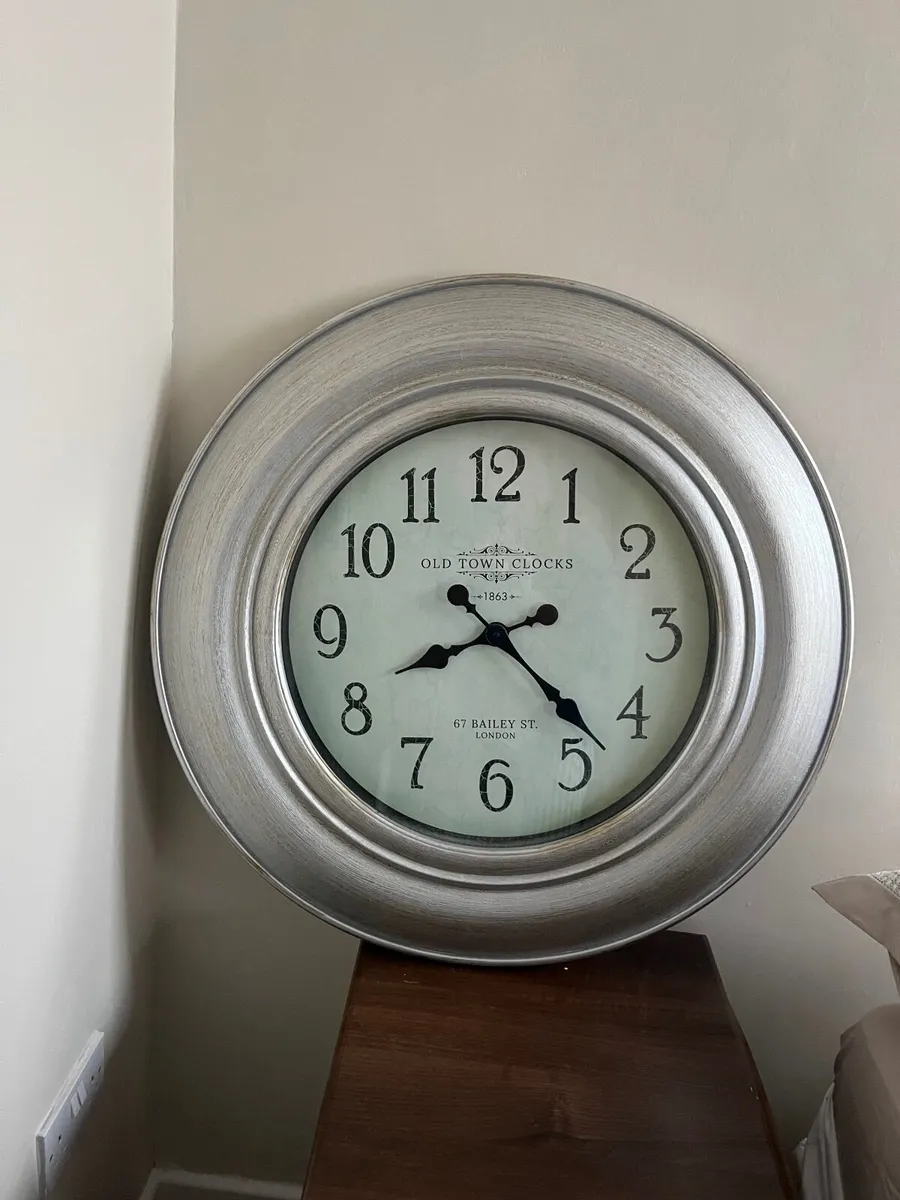 Large Clock - Image 1