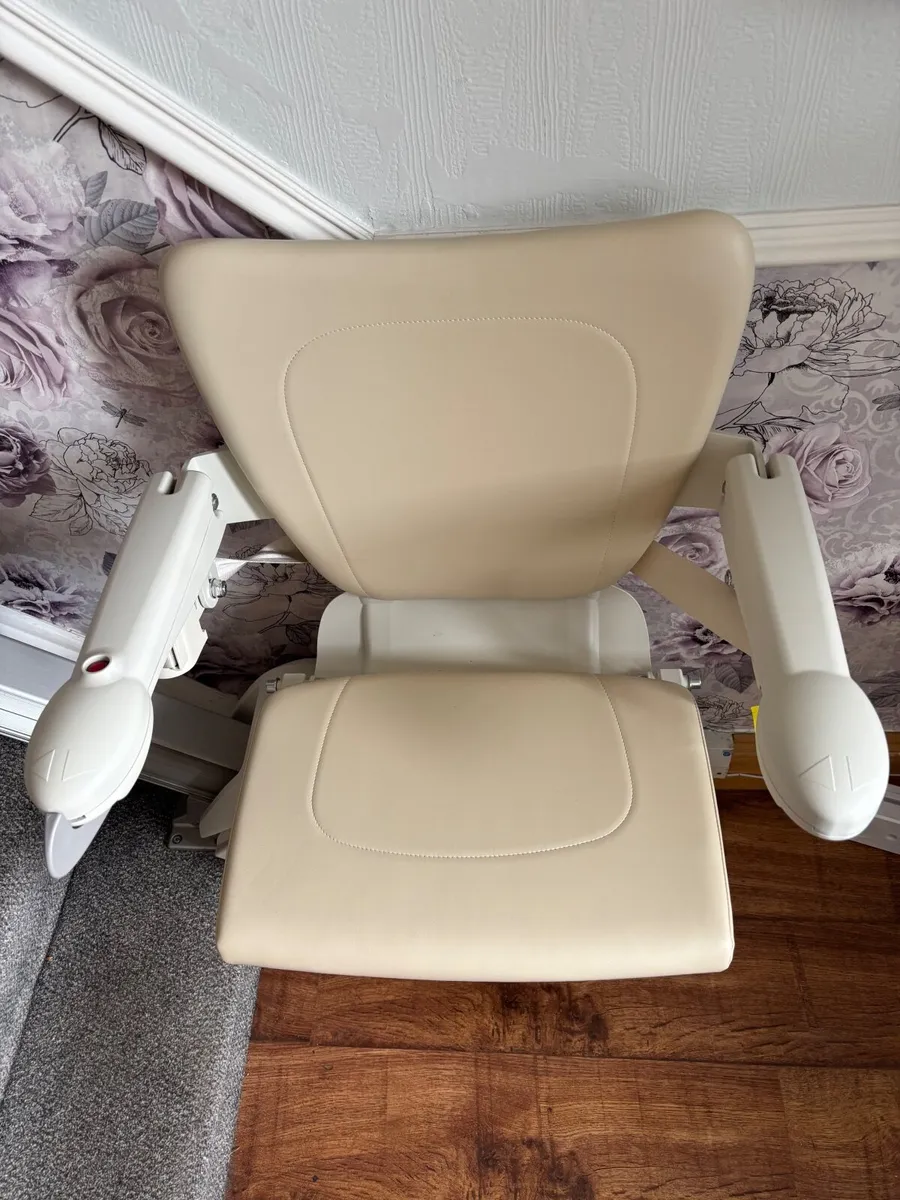 Stairlift ((Almost new) - Image 1