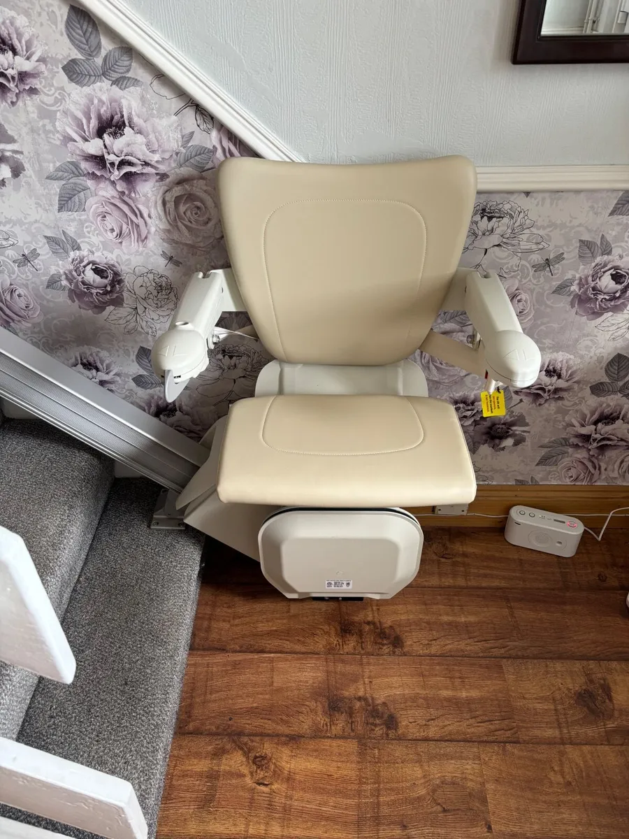 Stairlift ((Almost new) - Image 3