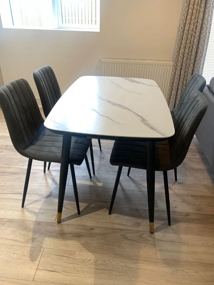Dining table + 4 chairs - Image 1