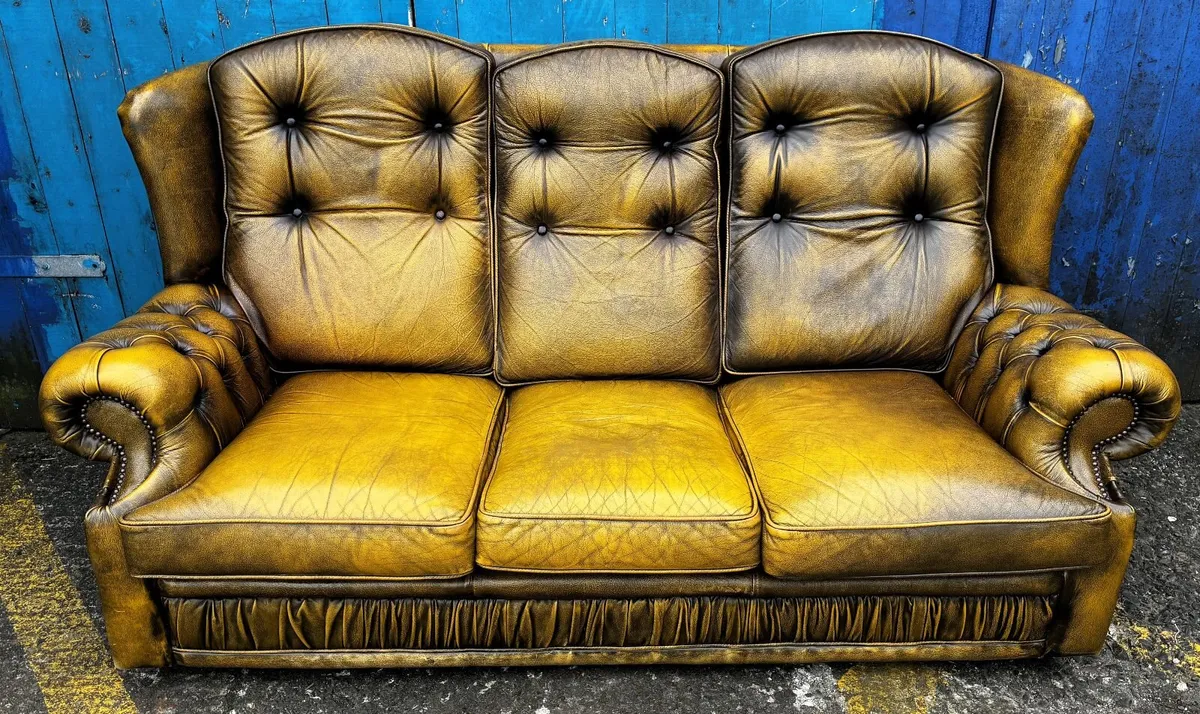 VINTAGE CHESTERFIELD STYLE SOFA & ARMCHAIRS - Image 2
