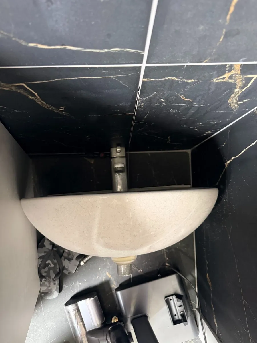 Toilet / Washbasin / tiles - Image 1