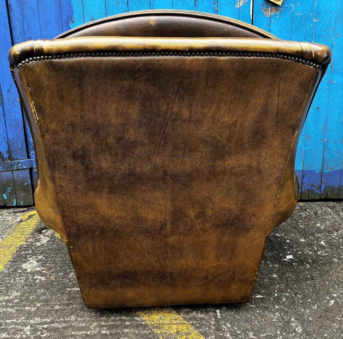 VINTAGE CHESTERFIELD STYLE SOFA & ARMCHAIRS - Image 4