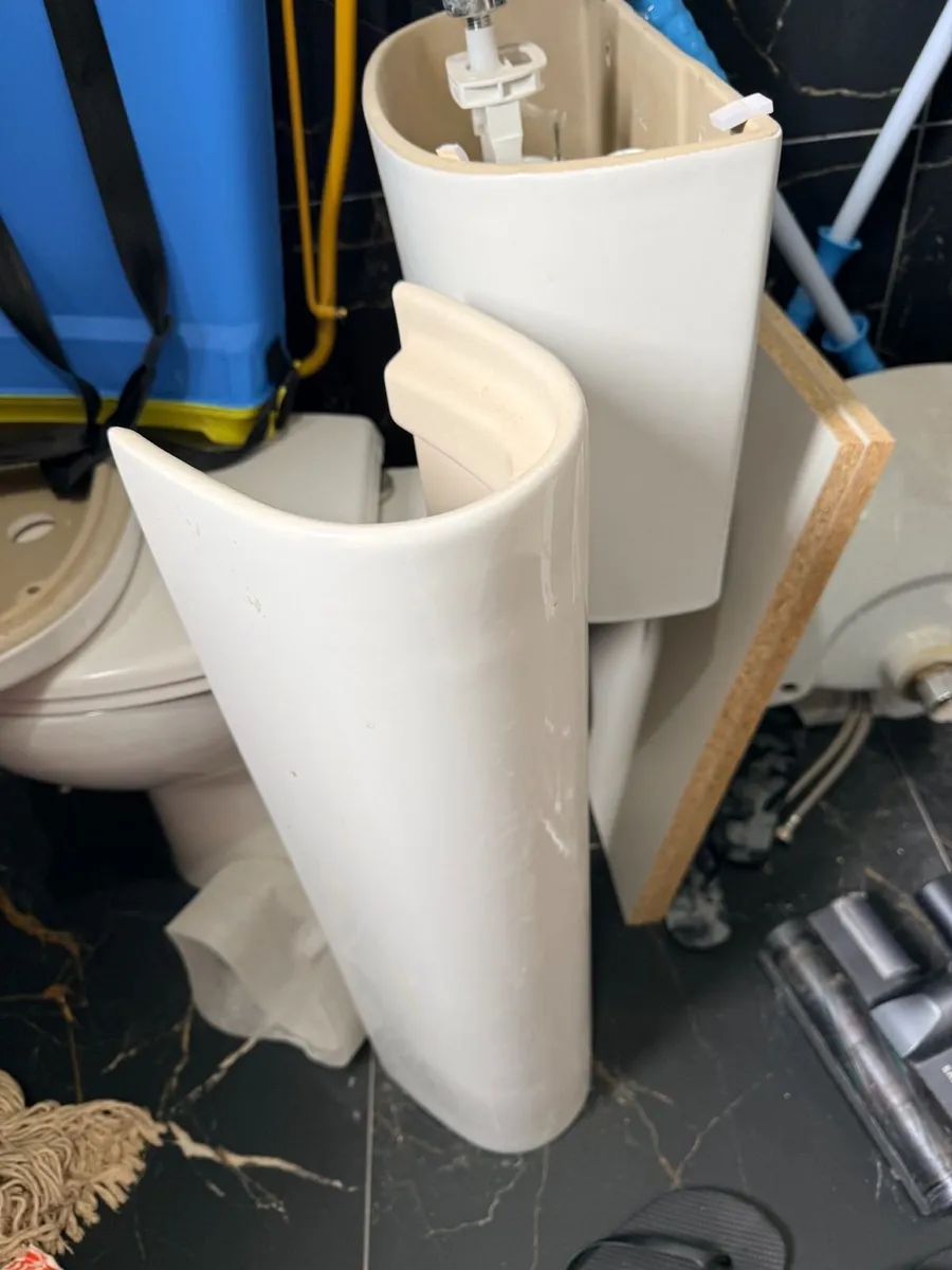 Toilet / Washbasin / tiles - Image 3