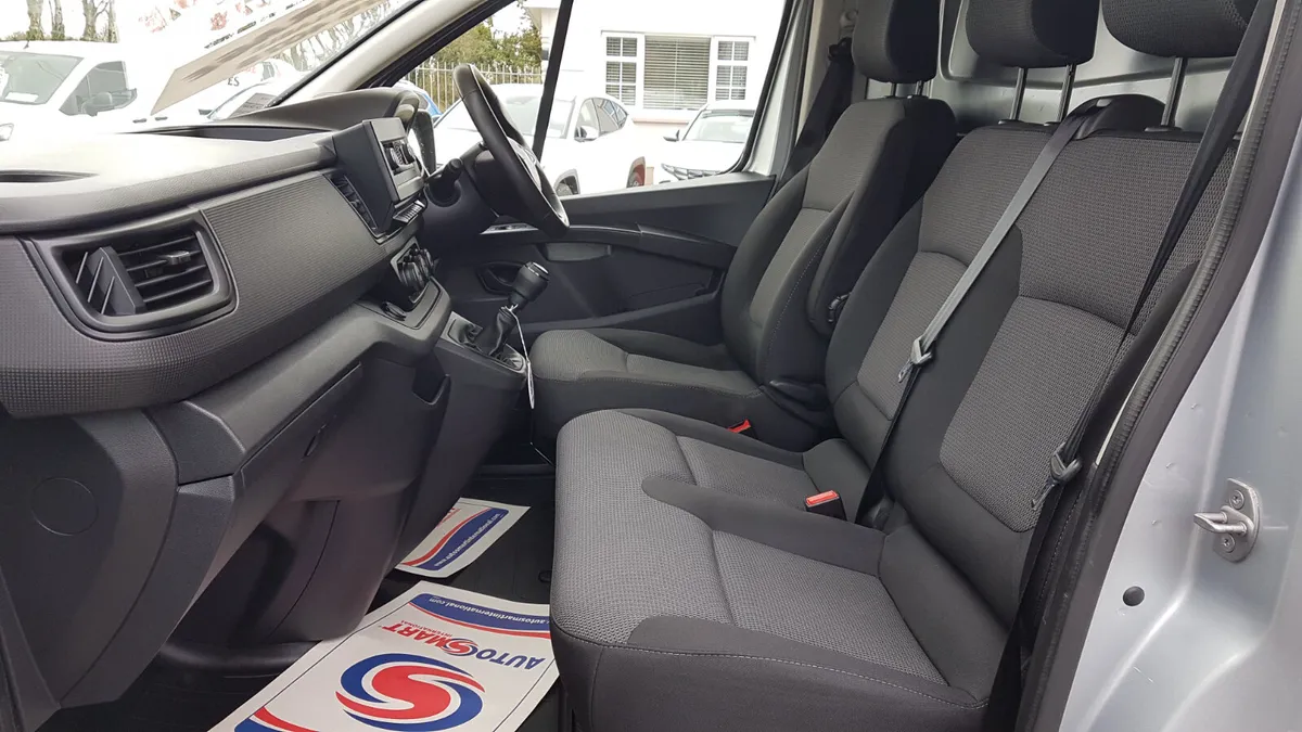 Renault Trafic 2023 LWB MINT VAT INVOICE - Image 4