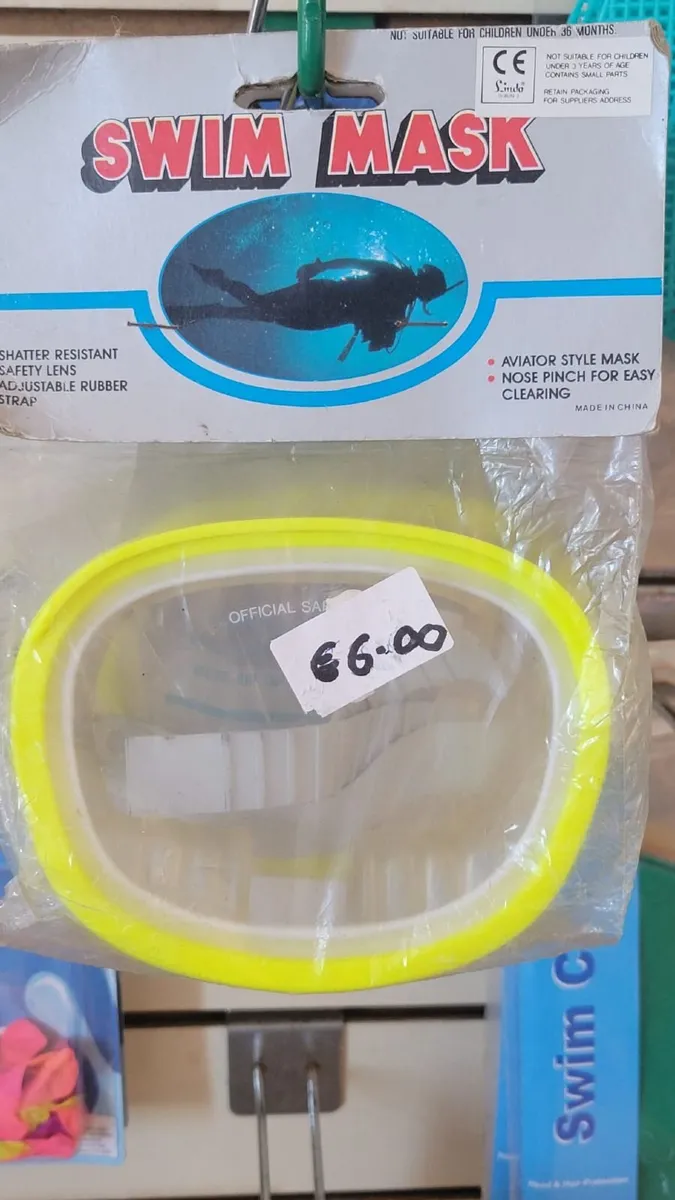 Toys beach shop contents sandbuckets, spades etc - Image 4