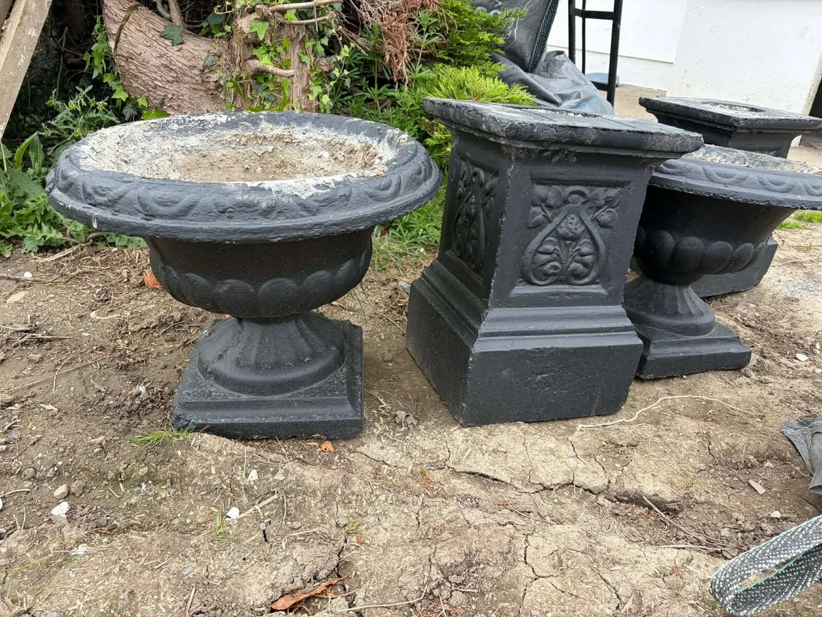 2 concrete flower pots + stands - Image 2