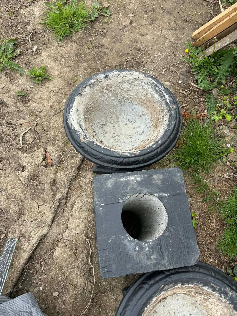 2 concrete flower pots + stands - Image 3