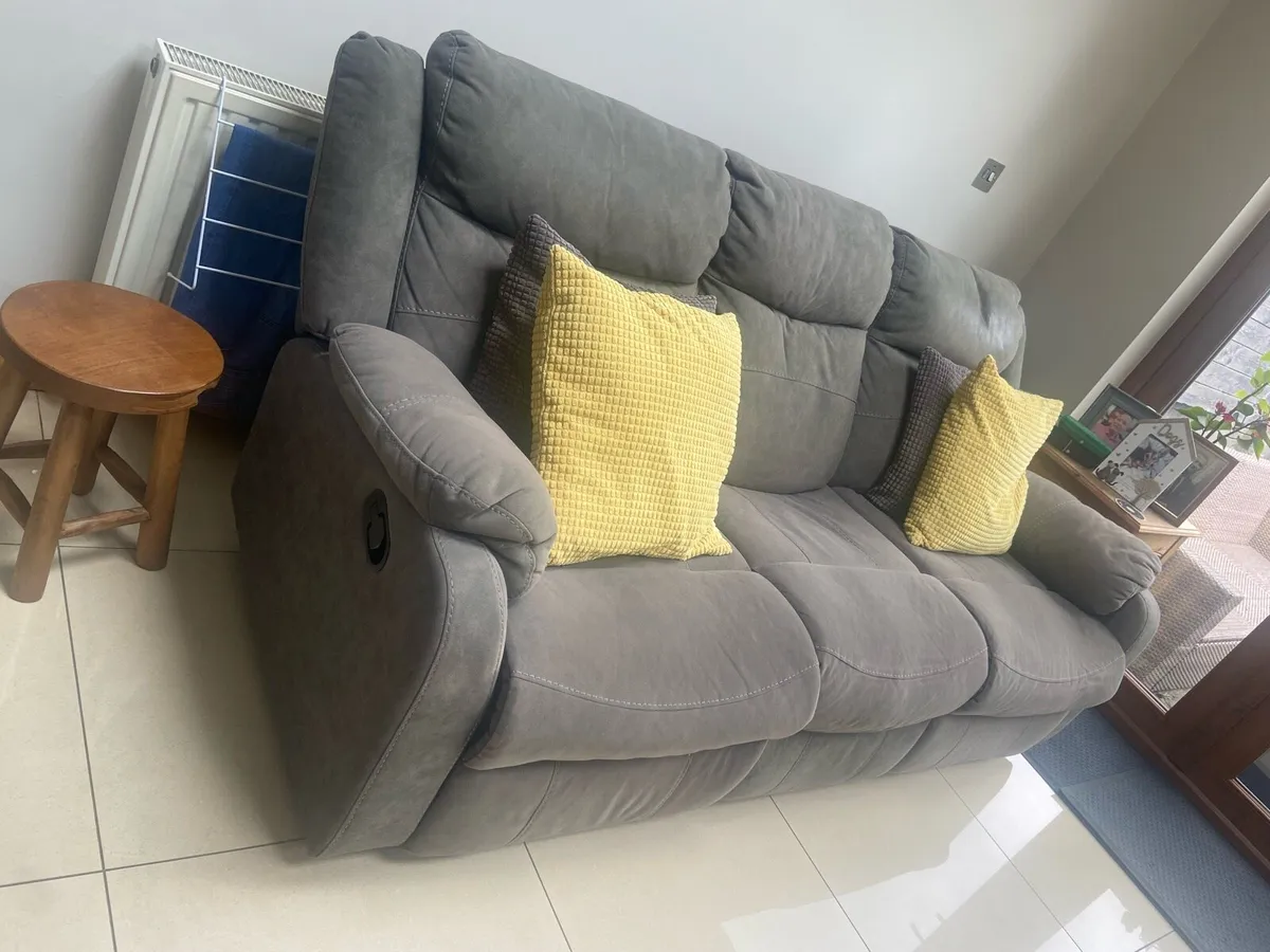 3 seater couch - Image 1