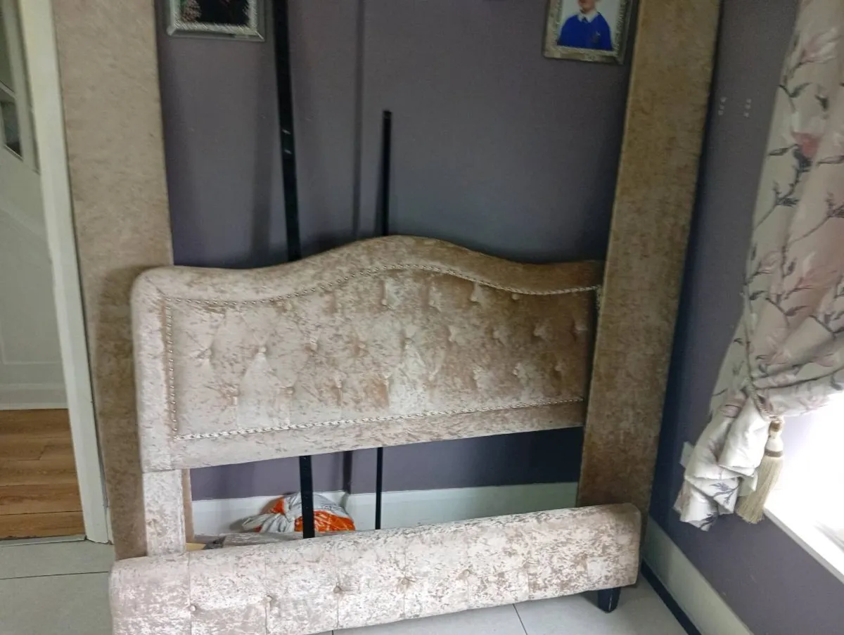 King size bed - Image 1