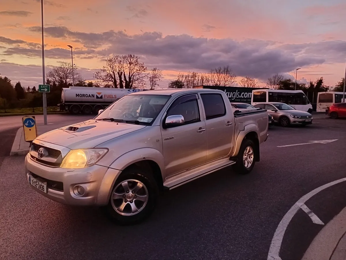 11Toyota Hilux - Image 1