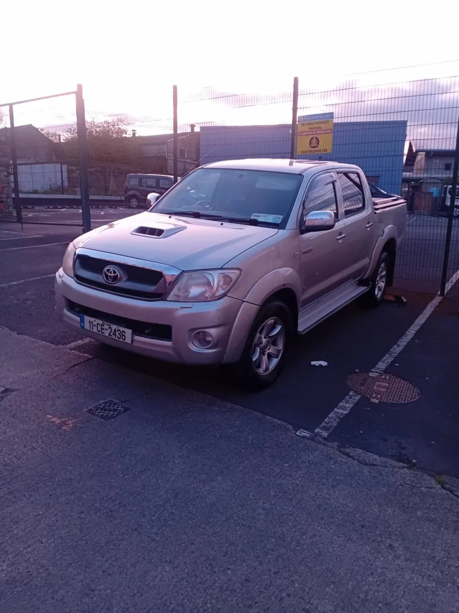 11Toyota Hilux - Image 2
