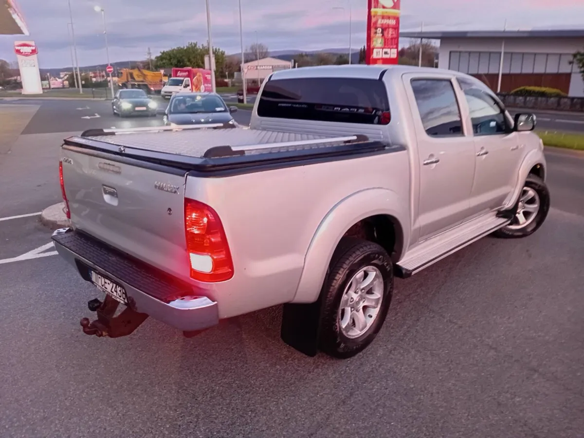 11Toyota Hilux - Image 3