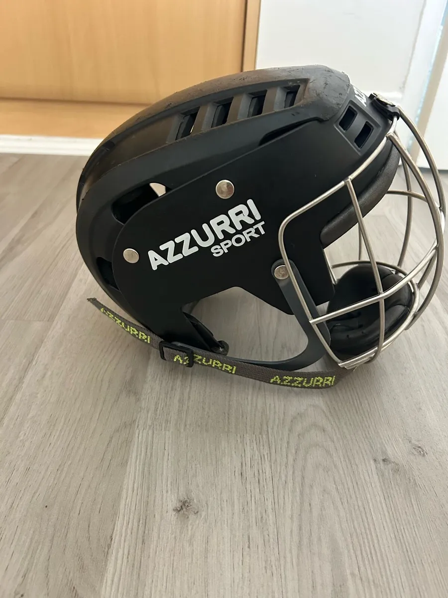 Azzurri hurling helmet - Image 3