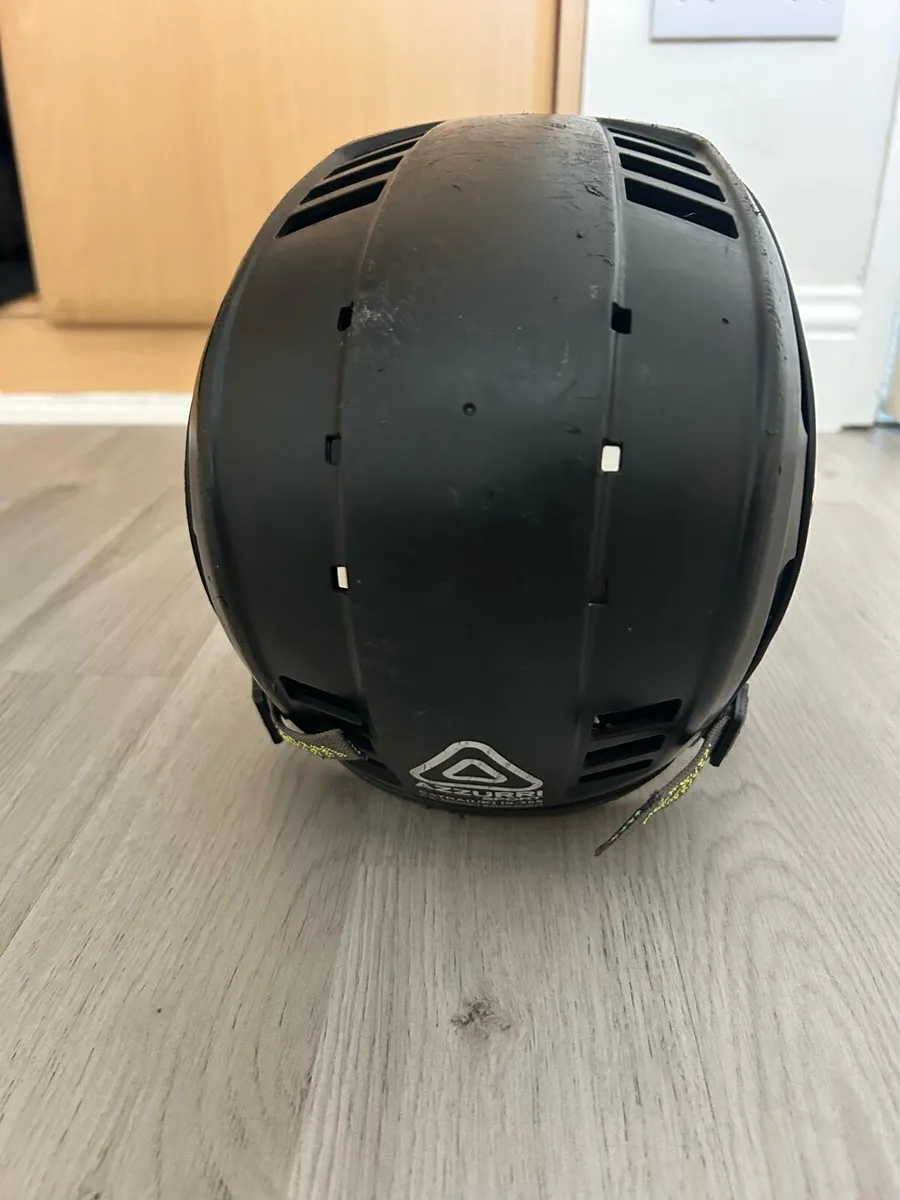 Azzurri hurling helmet - Image 4