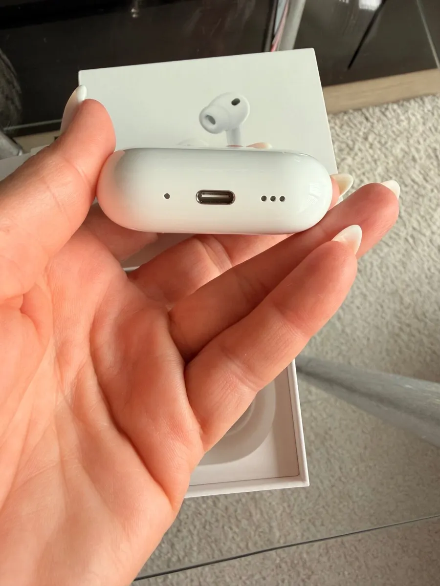 Apple AirPods Pro 3 – like new, receipt - Image 3