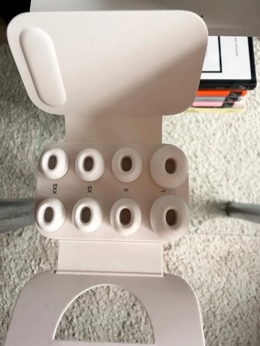 Apple AirPods Pro 3 – like new, receipt - Image 4