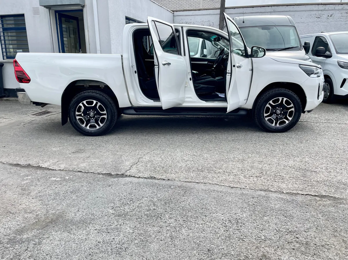 Toyota Hilux Invincible 2.4D-4D 150BHP Manual,2022 - Image 3
