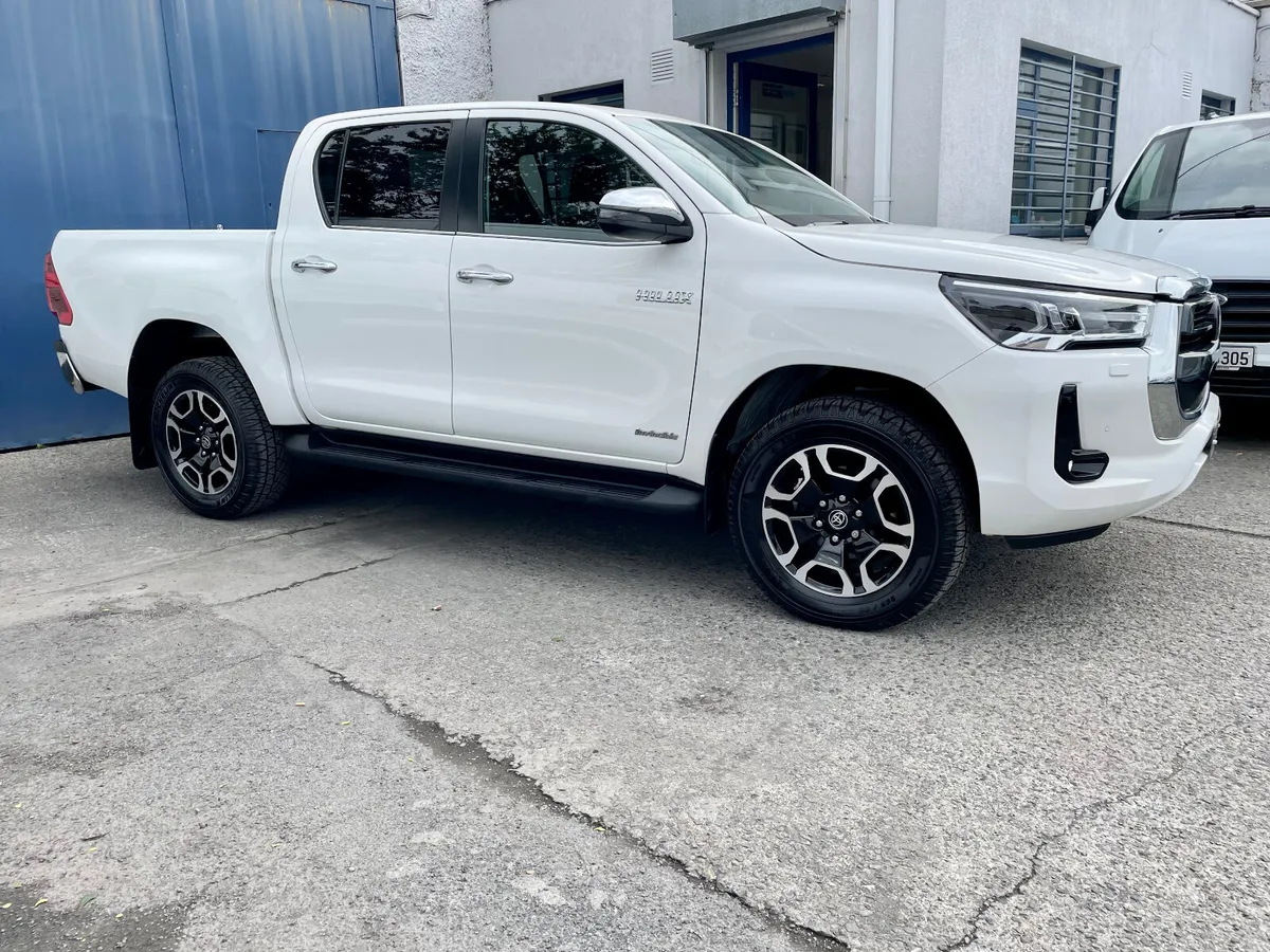 Toyota Hilux Invincible 2.4D-4D 150BHP Manual,2022 - Image 2