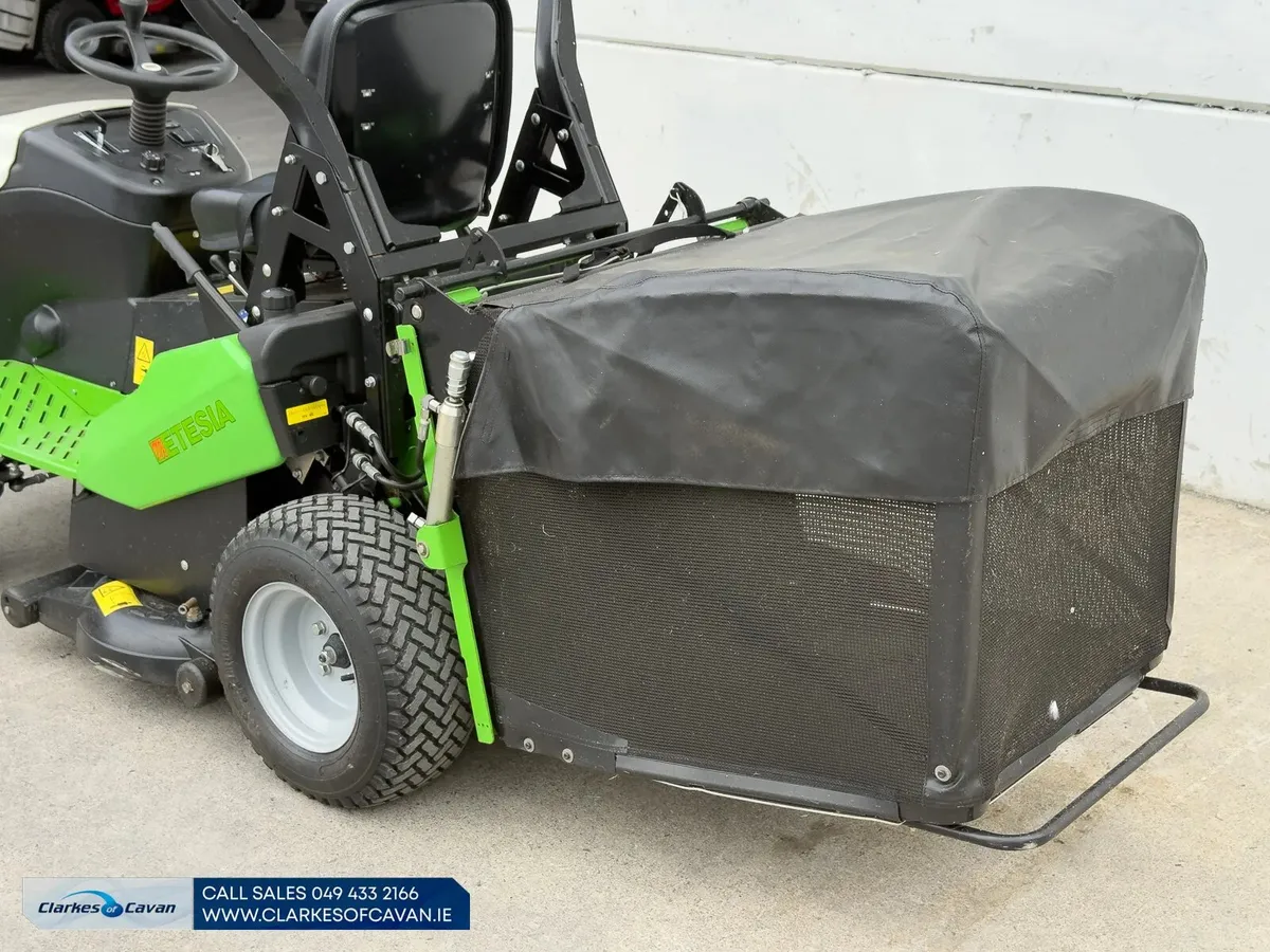 2023 Etesia Hydro 100 –  Ride-On Mower - Image 3