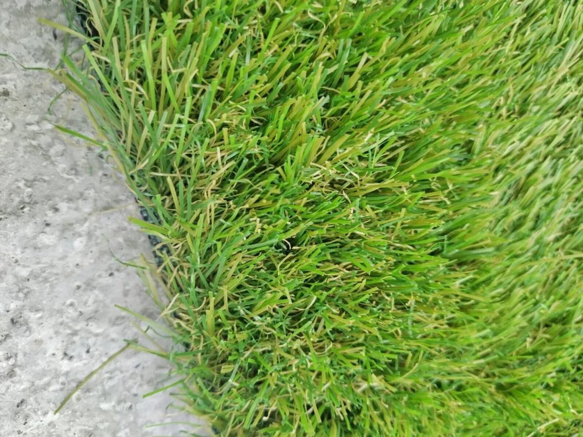 Artificial grass in 5m wide rolls - Image 1