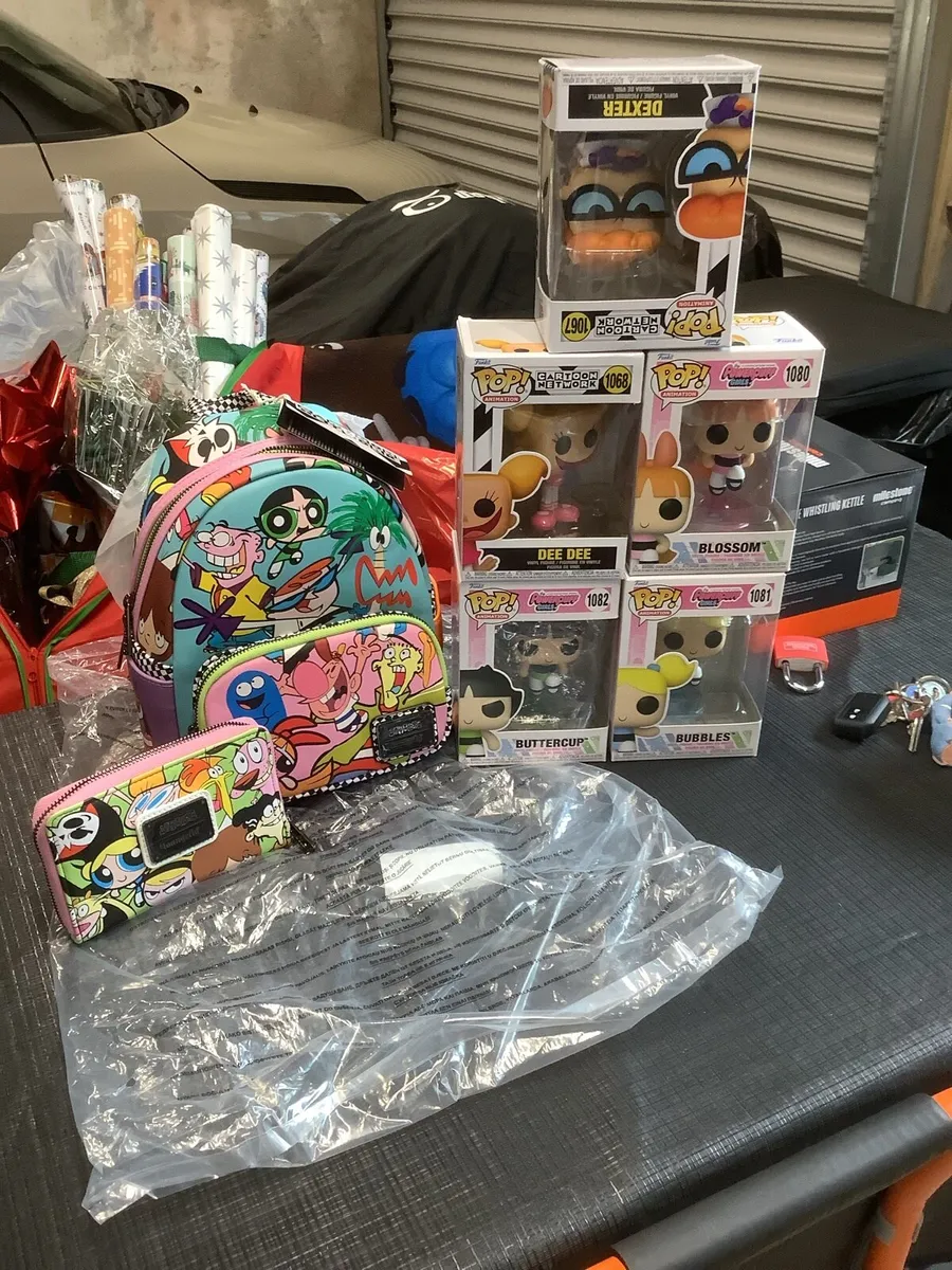 NEW LOUNGE FLY BAG AND PURSE, 5 FUNKO POPS . - Image 1