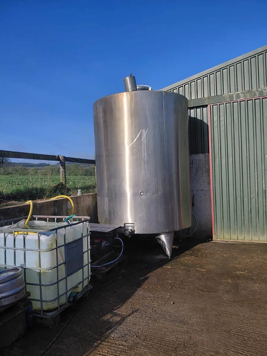 10,000 litre water tank - Image 1