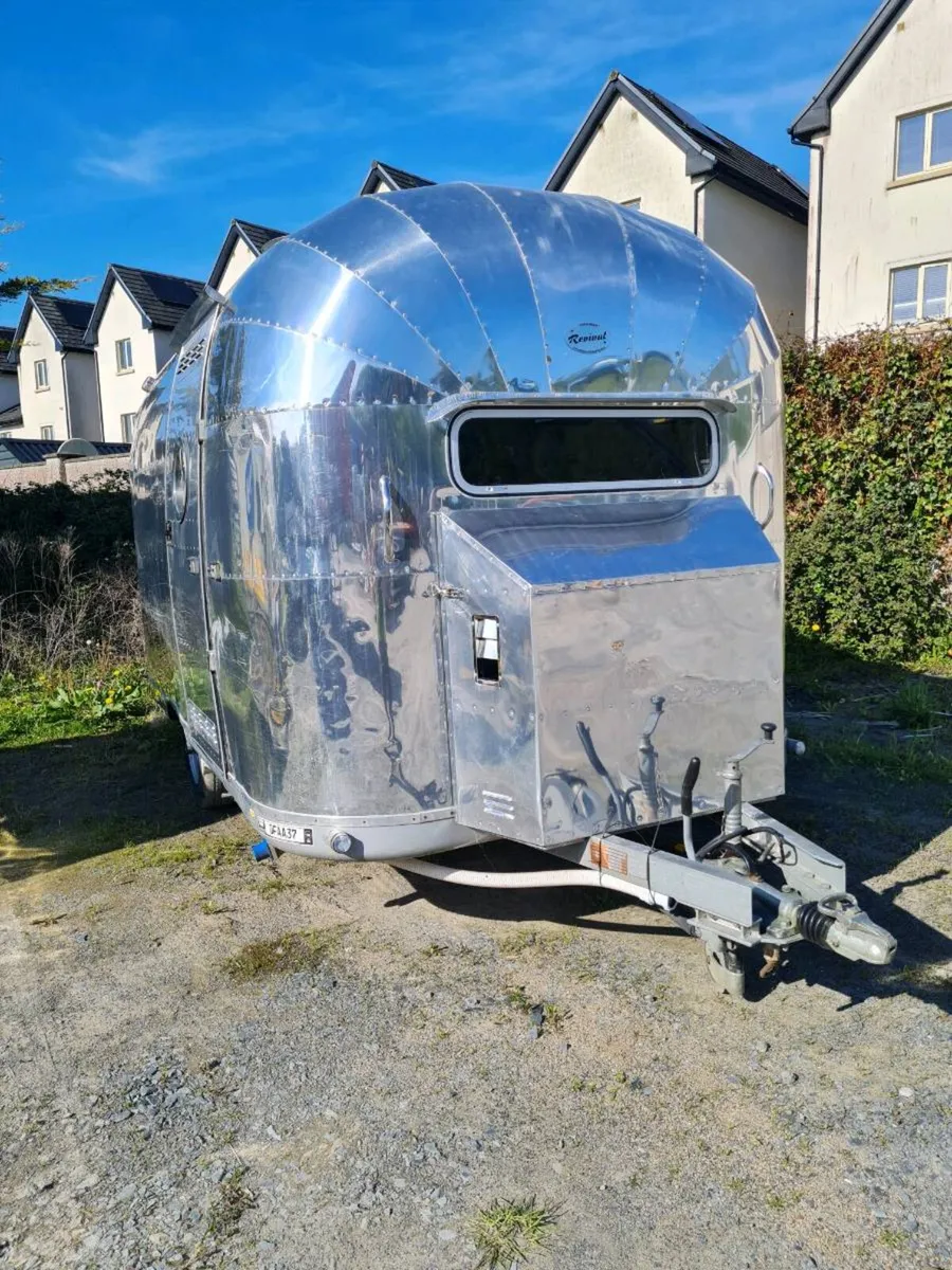 Airstream type catering trailer - Image 2
