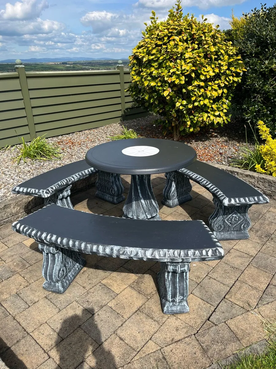 Concrete table and 3 benches - Image 4
