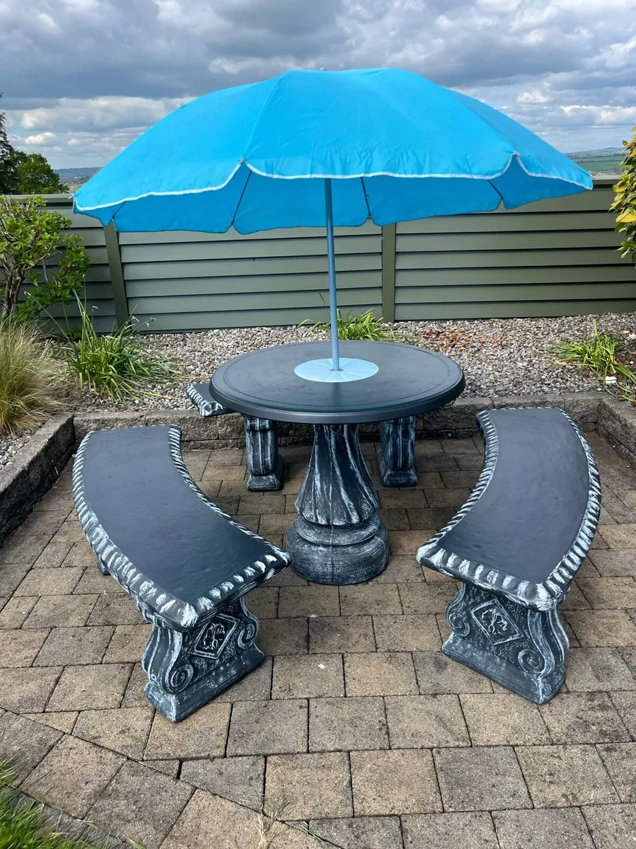 Concrete table and 3 benches - Image 1