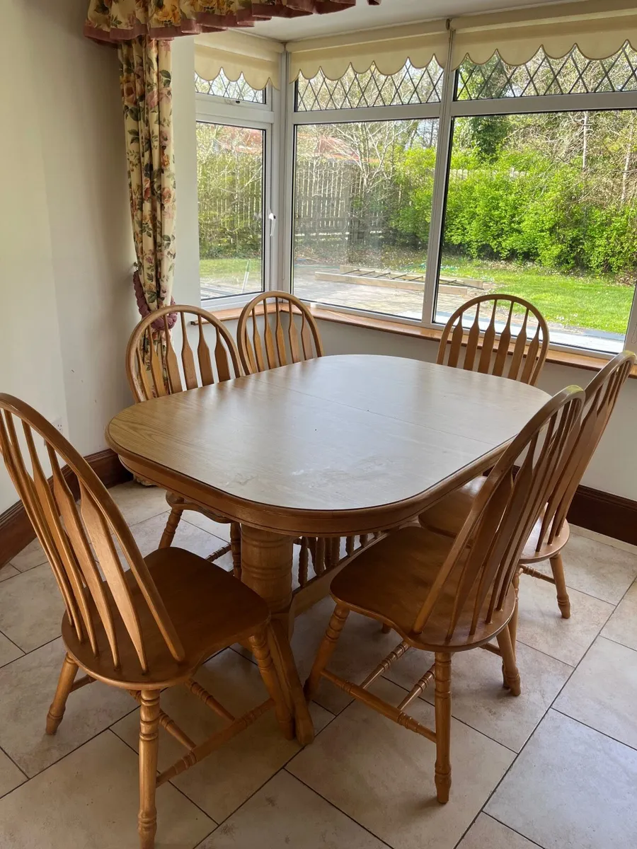 Table and chairs - Image 3