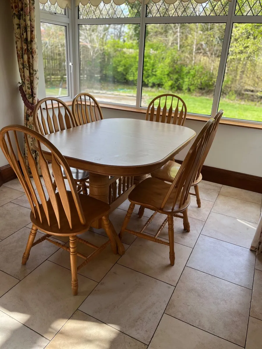 Table and chairs - Image 1