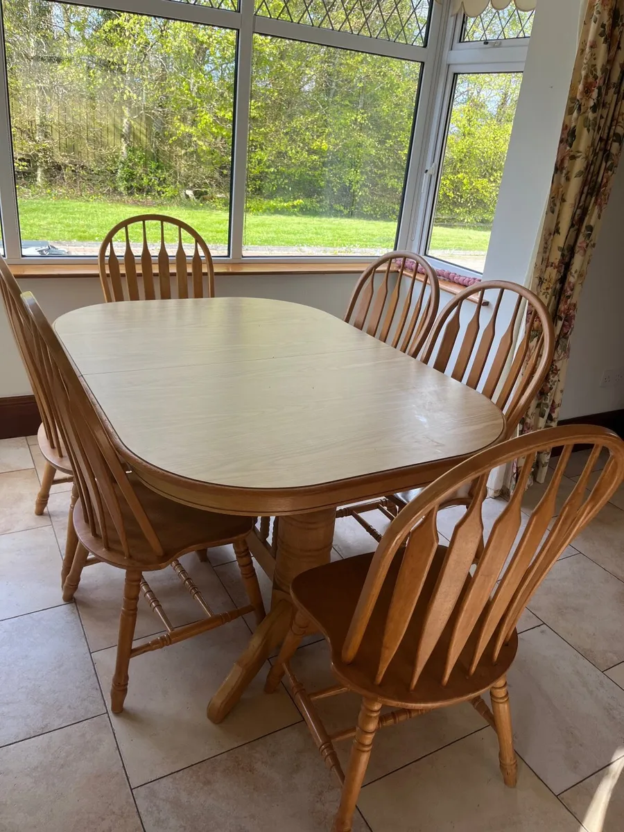 Table and chairs - Image 2