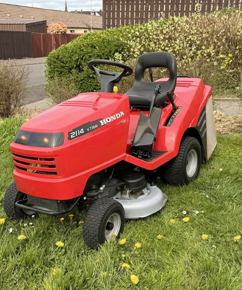 Honda ride on lawnmower - Image 1