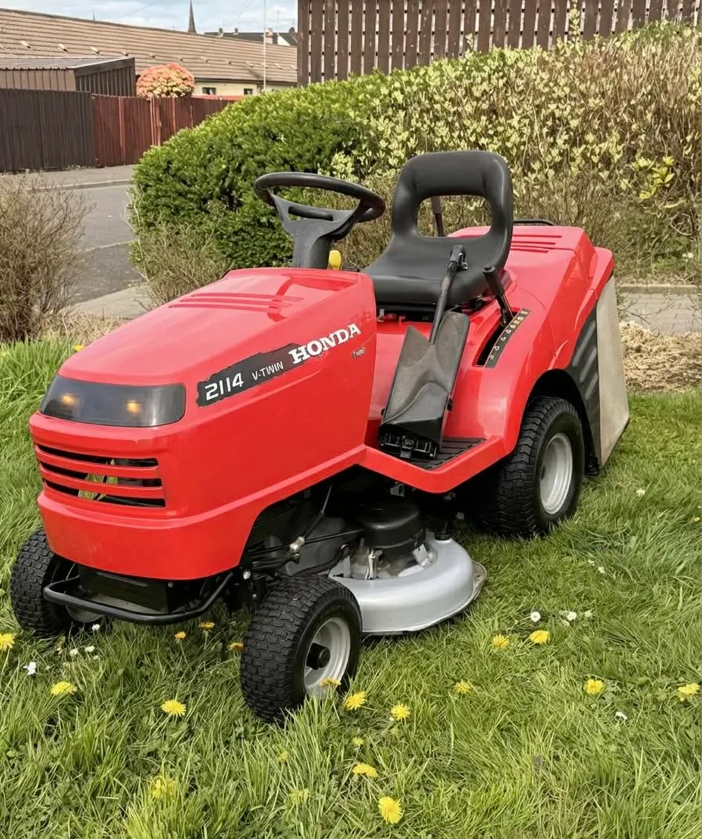 Honda ride on lawnmower - Image 2