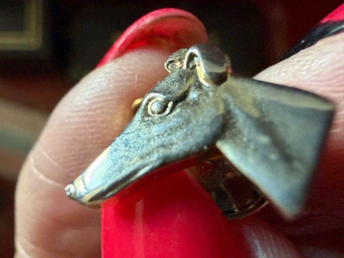 Gold 9ct greyhound tie pin - Image 1