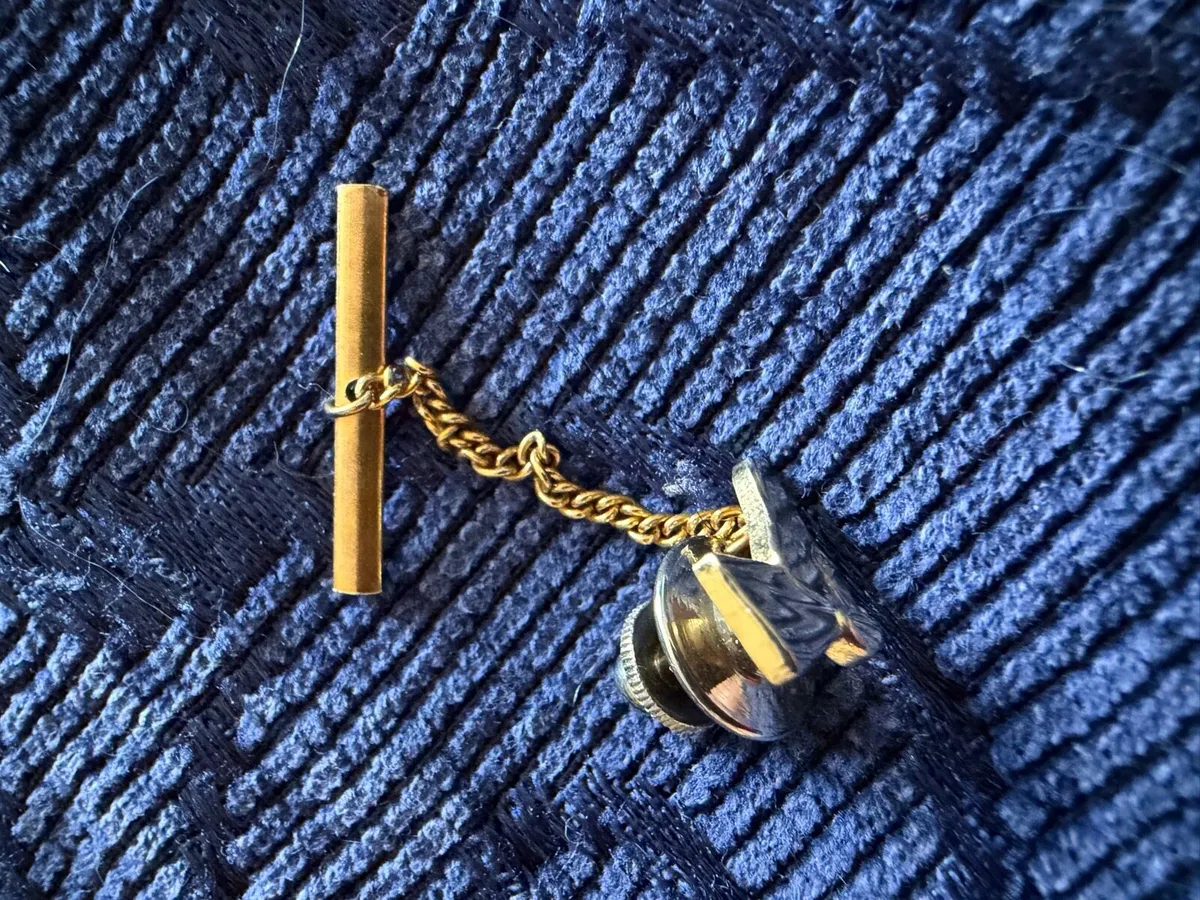 Gold 9ct greyhound tie pin - Image 3