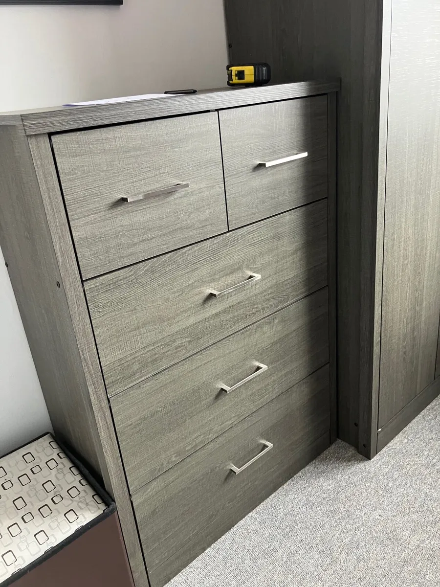 Bedroom suite - Image 1