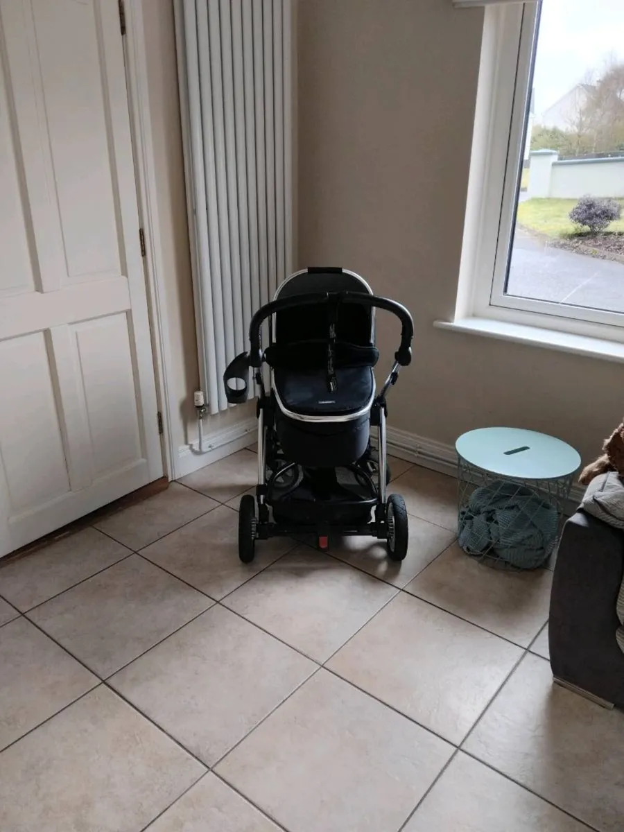 Mamas & Papa Stroller , carrycot and isofix base - Image 2