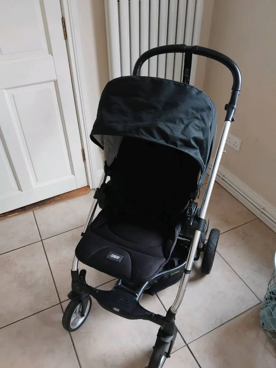 Mamas & Papa Stroller , carrycot and isofix base - Image 3