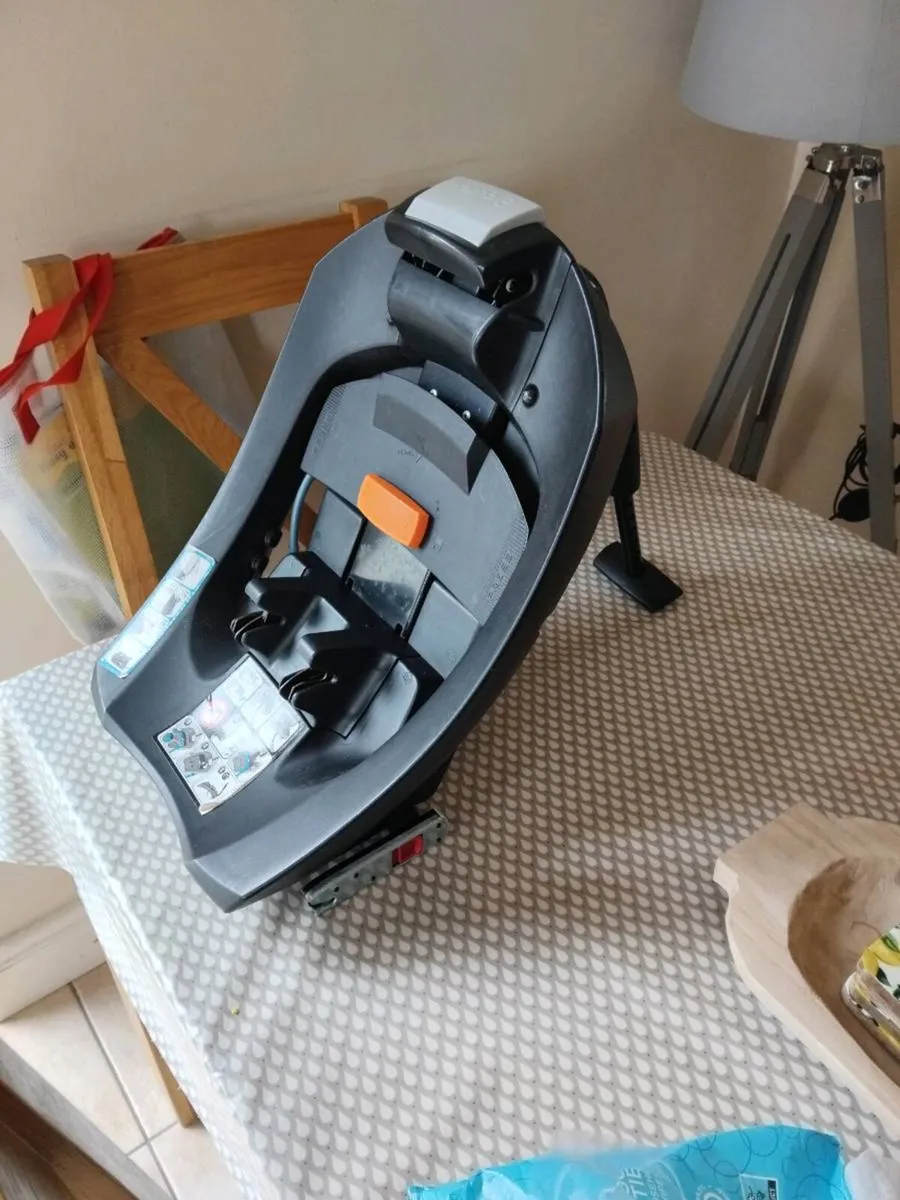 Mamas & Papa Stroller , carrycot and isofix base - Image 4