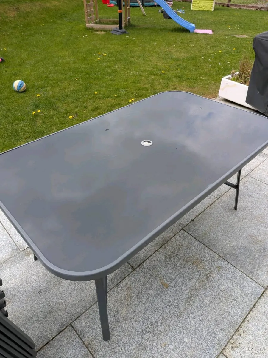 Patio table and 6 chairs - Image 1