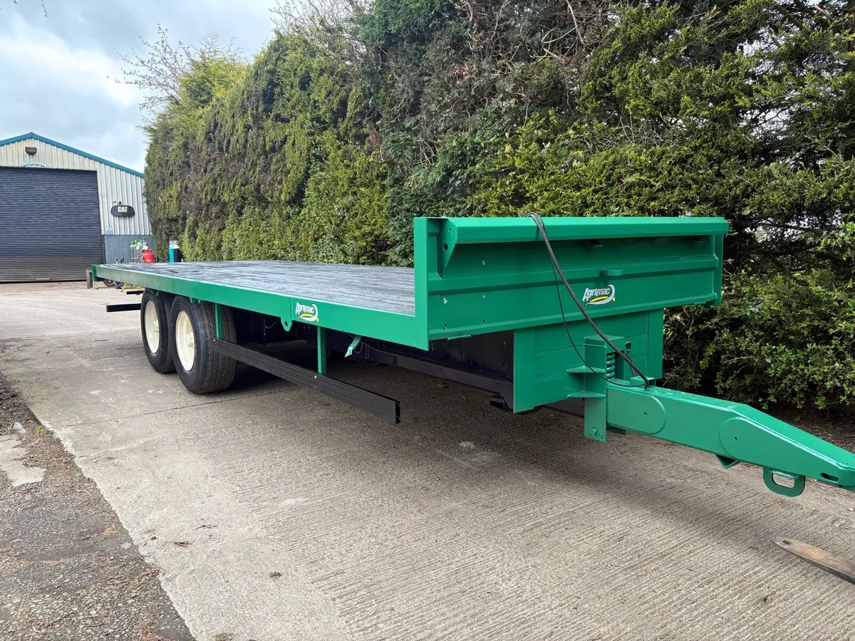 Bale trailer - Image 1