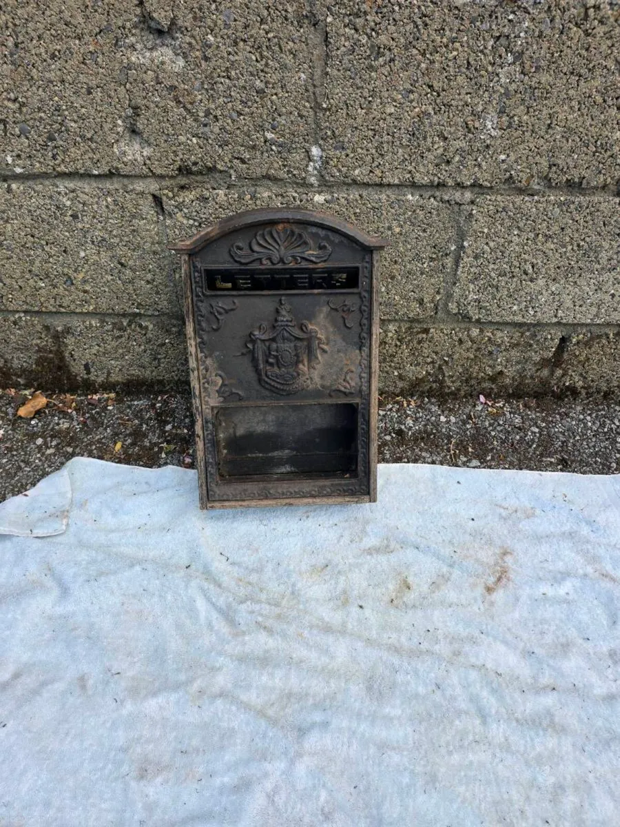 Cast iron post box - Image 1