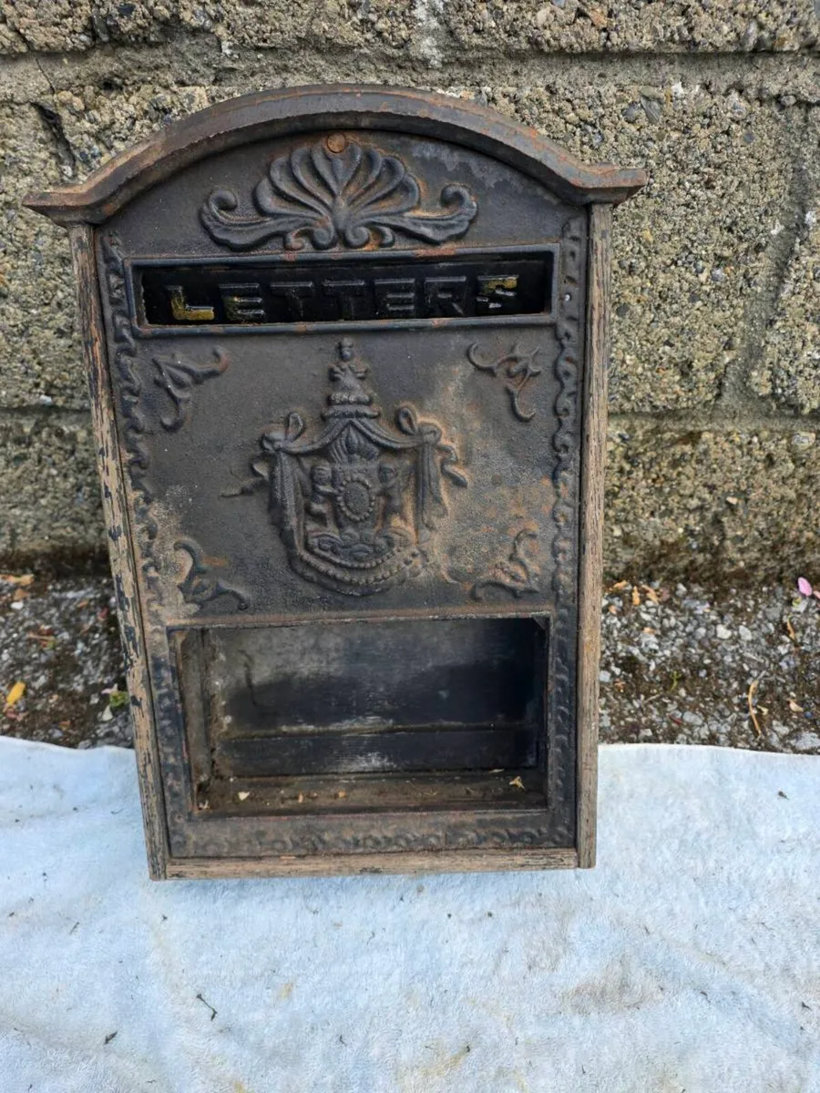 Cast iron post box - Image 2