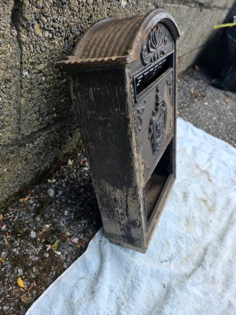 Cast iron post box - Image 3